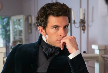 Close de Anthony Bridgerton (Jonathan Bailey) com expressã