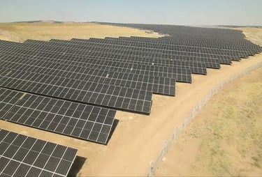 Geniş arazi tipi güneş enerjisi tarlası.