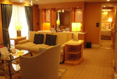 Foto de cabine luxuosa em navio de cruzeiro.