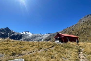 Brewster Hut y el glaciar al fondo