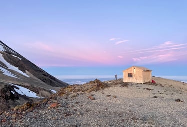 El refugio para dormir en el Taranaki al atardecer
