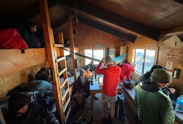 Interior del refugio Syme hut 