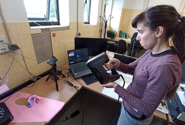 Blanca Moncunill-Solé scanning with a light-scanner (GRICA, UDC)