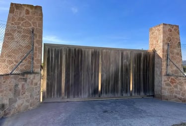 Puerta corredera automática de garaje instalada por Metal Matic Balaguer en Ibiza
