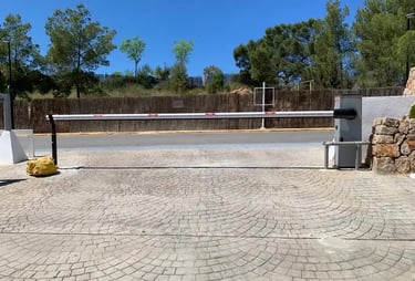 Barrera automática para control de acceso en parking instaladas en Ibiza