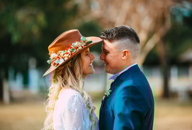 novios mirándose de frente
