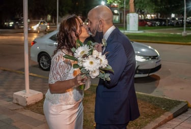 novios besándose