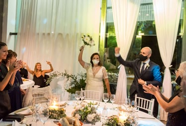 novios saludando en el salon