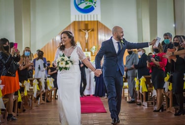 novios saliendo de la iglesia