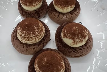 朱古力曲奇tiramisu 「整齊擺放在白色碟上，表面灑有可可粉與忌廉層，呈現濃郁可口質感，為學生烘焙成果展示之一