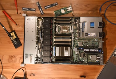 Offener Server mit verschiedenen Werkzeugen