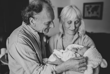 Un couple de grands parents sourient en voyant leur petite fille qui vient de naître,  Zohra Elmes
