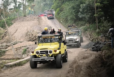 Jeep melaju di jalur ekstrem wisata lava tour Merapi Jogja