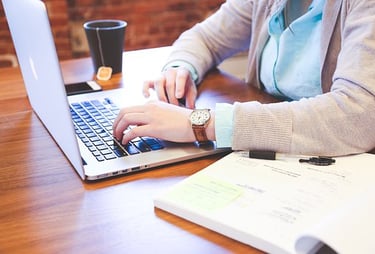 une femme devant son ordinateur en téléconsultation
