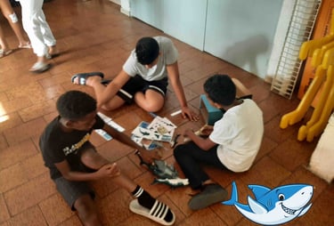 3 enfants d'une colo apprenante qui étudient des requins
