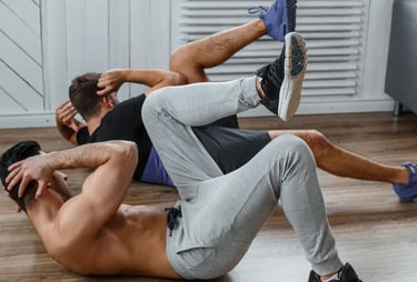 homem e mulher fazendo exercícios abdominais em casa durante treino rápido de 15 minutos para perder