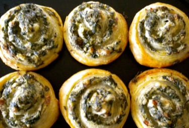 a bunch of rolls of spinach pin wheels