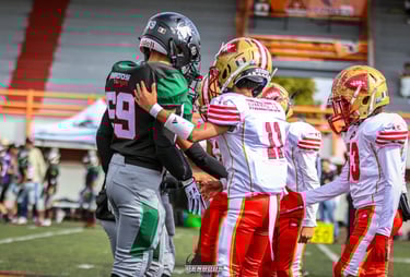 Compañerismo en el campo de football americano