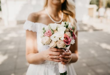 Vestuvių fotosesija, nuotakos puokštė. a woman in a white dress holding a bouquet