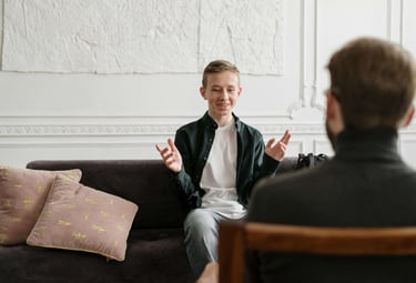 Paciente explicando algo a su psicólogo mientras está concentrado sonriendo