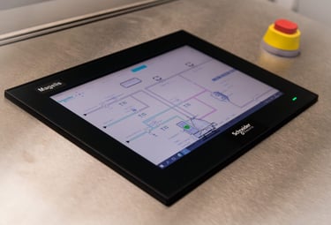 IHM Industrial montada em um Painel de Comando de Máquina