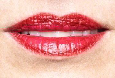rote perfekt gemalte Lippen einer Frau