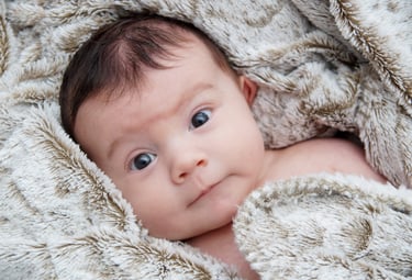 Portrait de bébé lors d'une séance photo naissance à Dijon, prise par le photographe jlacostephoto