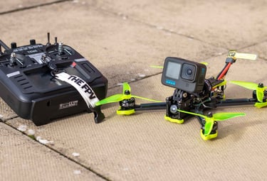 Dron realizando tomas aéreas en interiores