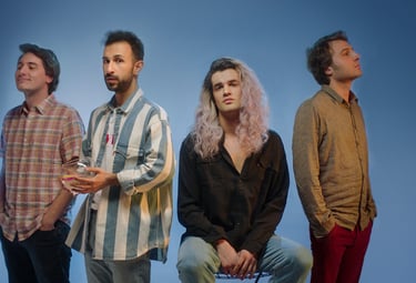 Birileri – Ultrapop, renkli stüdyo pozu.