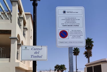 Instalación de señales de tráfico verticales en entorno urbano en Ibiza