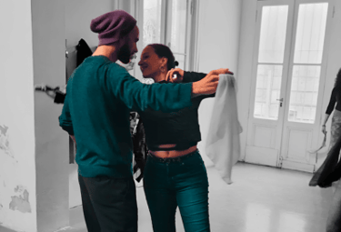 Clase de Zamba con Noelia: estudiantes bailan con libertad y bienestar