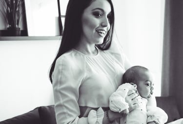 photographe de naissance en ile de france, style noir et blanc
