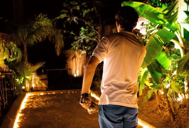 un jeune homme en train de jouer à la pétanque au Restaurant et bar Les Jardins de Beo à Canet-en-Ro