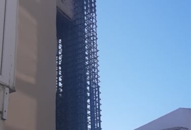 Bir yapının güçlendirme ve onarım aşamalarını gösteren fotoğraf.