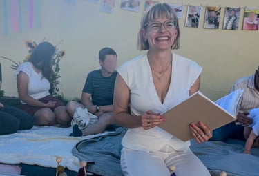 Traurednerin Silke begleitet ein Kinderwillkommensfest und liest eine persönliche Zeremonierede vor.