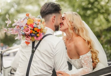 Brautpaar küsst sich im Auto