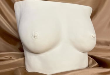 Moulage poitrine plâtre sur fond doré