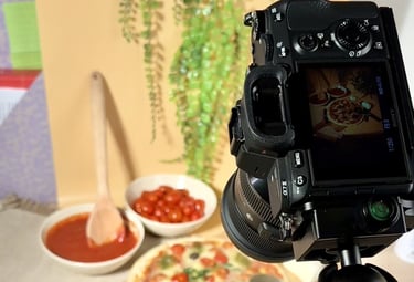 une caméra qui film une pizza