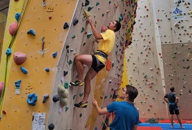 Lead climbing course in Vienna (Marswiese climbing gym, participants belay each other).
