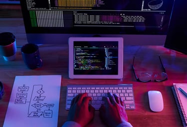Persona desarrollando software a medida