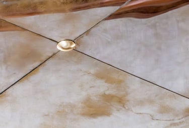 Lustra postarzane z mosiężnymi guzikami