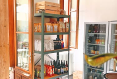 Photographie de l'épicerie avec rayonnage de produits locaux