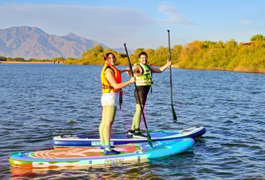 areja disfrutando juntos de una experiencia de paddle board con Hopaki en un entorno natural
