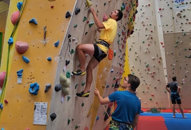 Vorstieg-Kletterkurs in Wien (Kletterhalle Marswiese, Teilnehmer lernen Vorstieg klettern).
