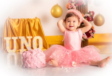 Niña celebrando su primer año con un smash cake