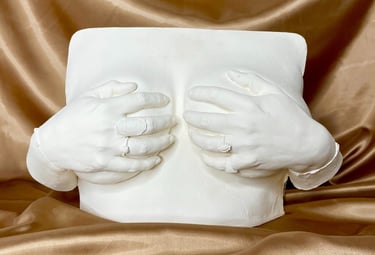 Moulage poitrine et mains sur fond doré