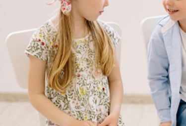 2 jonge kinderen dat met elkaar communiceren