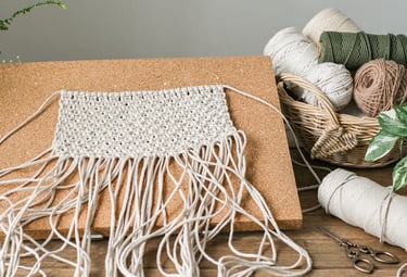 Proyecto de colgante de pared de macramé hecho a mano, fijado a un tablero, con cordones de algodón