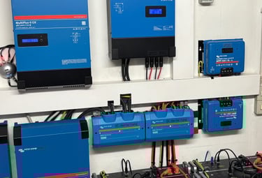 Photovoltaik-System mit Stromspeichern und Victron-Komponenten an der Wand