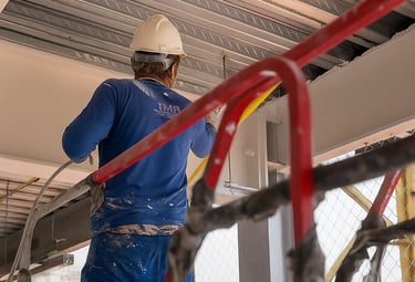 Homem aplicando pintura intumescente em estrutura metálica